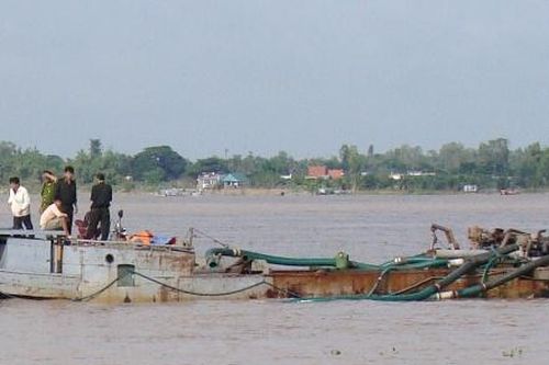 Tăng cường kiểm tra xử lý nạn khai thác trái phép cát sông