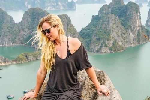 Du khách phá rào leo núi Bài Thơ bất chấp lệnh cấm ở Quảng Ninh