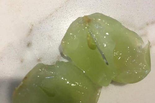 Bà mẹ ở Australia tìm thấy kim nhọn bị nhét bên trong quả nho