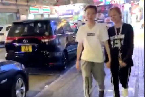 Con gái Thành Long chật vật kiếm tiền nuôi bạn đời đồng tính
