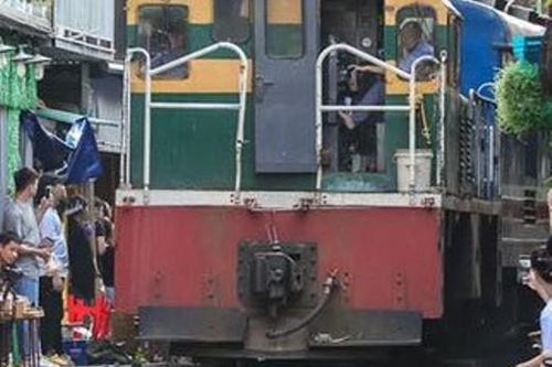 Băng qua đường ray xe lửa, người đàn ông bị tàu tông tử vong