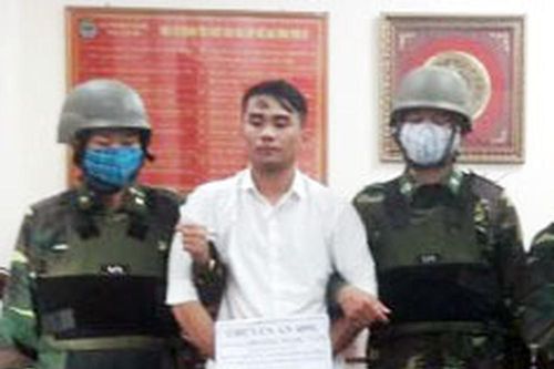 Bắt nam thanh niên dắt súng ngắn vận chuyển 6 bánh heroin