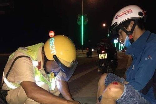 Cảm kích hình ảnh trung tá CSGT sơ cứu vết thương cho thanh niên gặp nạn trong đêm