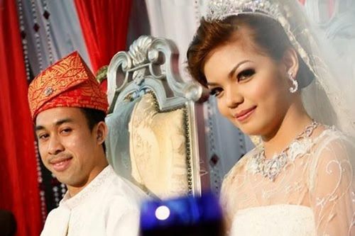 Bạn gái Văn Thanh xinh vượt trội so với nàng WAGs Malaysia