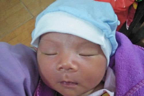Phát hiện bé trai sơ sinh bị bỏ rơi bên vệ đường