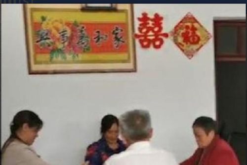 Xe hơi đâm sập tường, cả gia đình vẫn thản nhiên chơi mạt chược