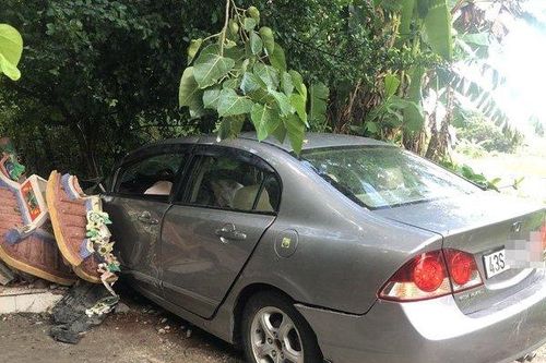 Ô tô 4 chỗ tông trọng thương người đi bộ rồi đâm sập miếu Ông Hổ