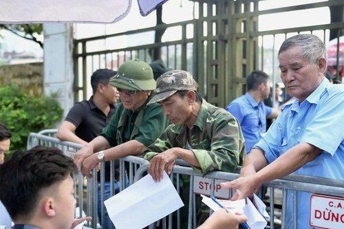 Thương binh xếp hàng mua vé trận Việt Nam gặp Malaysia