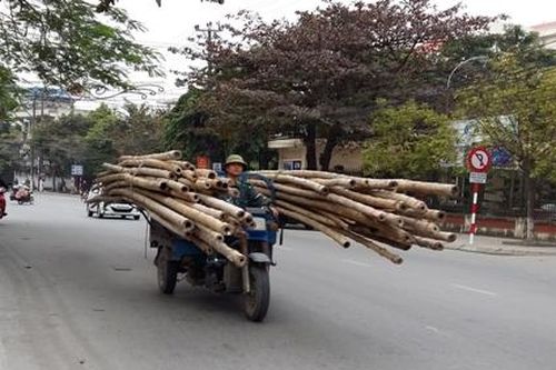 Xử lý nghiêm việc chở hàng hóa cồng kềnh gây mất an toàn giao thông