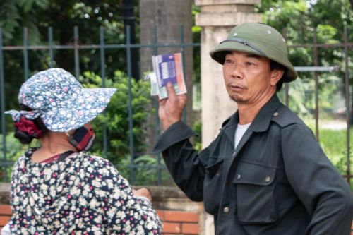 Cò vé dúi tiền, giật vé trận Việt Nam - Malaysia trên tay thương binh