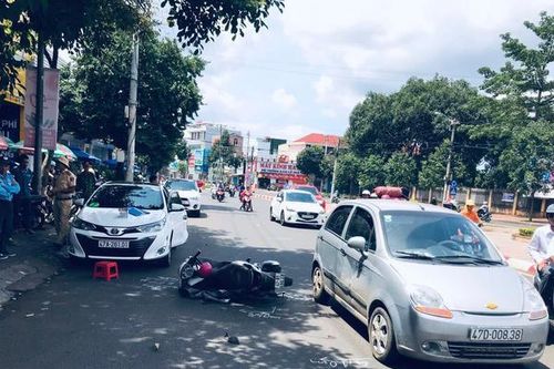Mở cửa xe giữa đường, tài xế ô tô gây tai nạn nghiêm trọng