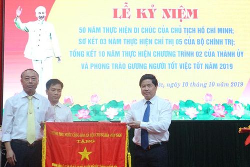 Tặng Cờ Thi đua của Chính phủ cho nhân dân xã An Mỹ, huyện Mỹ Đức