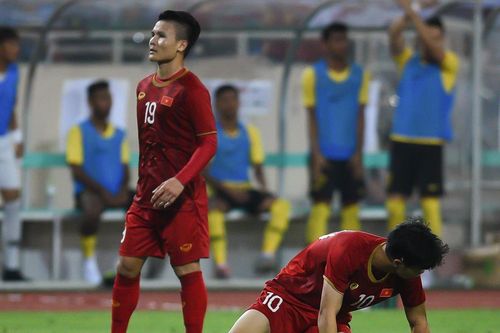 Công Phượng nhăn nhó, nằm sân vì lối đá rát của Malaysia