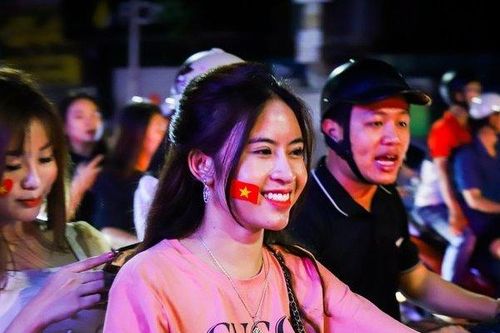 Hàng ngàn CĐV đổ ra đường ăn mừng chiến thắng cùng ĐTQG Việt Nam