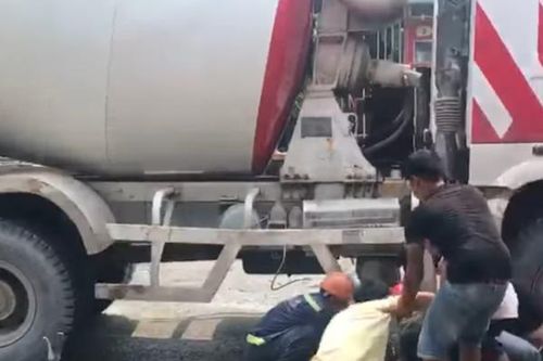 Mẹ bị tai nạn giao thông, các con đến hiện trường gào khóc: 'Về ăn cơm với con, mẹ ơi!'