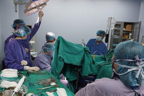 Tự chữa bệnh trĩ ở nhà bằng thuốc nam, người phụ nữ nhận cái kết đắng