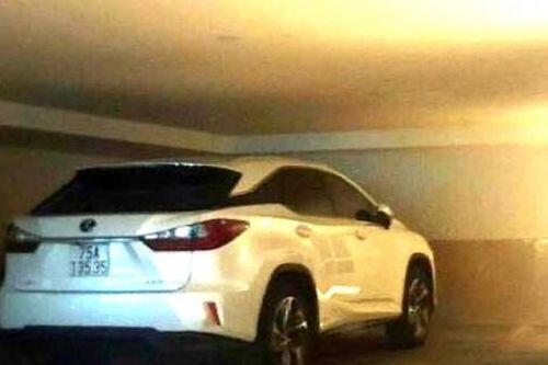 Chính trị - Xã hội Pháp luật - Cuộc sống Đình chỉ hai cán bộ công an trong vụ cấp biển đẹp cho ô tô sang