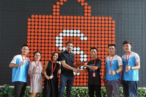 Shopee nhận giải nhóm chạy trong giải marathon vượt núi Việt Nam