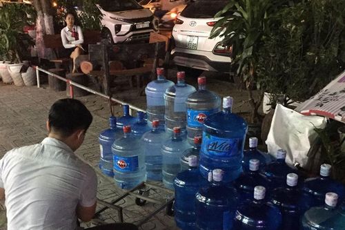 Cuộc chuyển nước rầm rập giữa đêm tối ở Linh Đàm