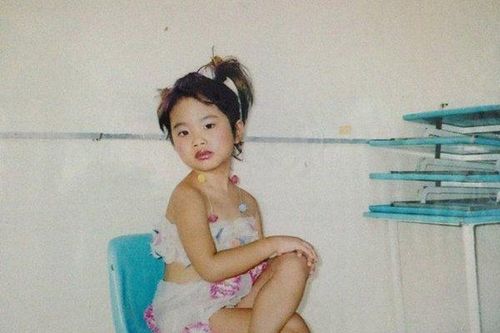 Phương Mỹ Chi mặc điệu đà, tô son môi đỏ, tạo dáng chuyên nghiệp từ thuở nhỏ