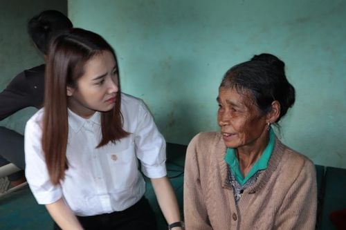 Nhã Phương, Lê Cát Trọng Lý xuất hiện giản dị trong chương trình 'Cả nước chung tay vì người nghèo'