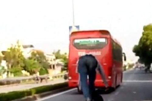 Chính trị - Xã hội Pháp luật - Cuộc sống Xử phạt người điều khiển xe mô tô 'làm xiếc' trên đường Lê Duẩn
