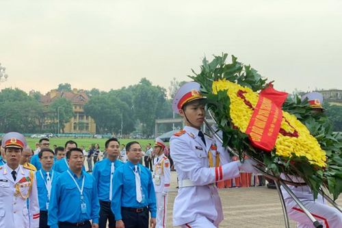 Đoàn đại biểu Thanh niên báo công và vào Lăng viếng Bác