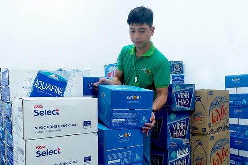 Hàng nghìn lốc nước đóng chai được Saigon Co.op huy động phục vụ người dân Hà Nội