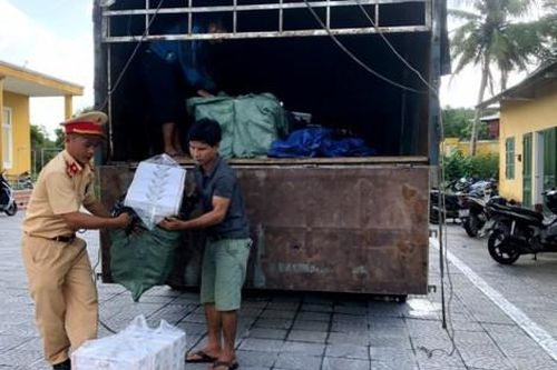Chính trị - Xã hội Pháp luật - Cuộc sống Xe ô tô vận chuyển gần 25.000 gói thuốc lá không hóa đơn chứng từ
