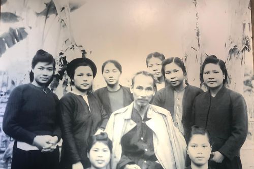 'Phụ nữ Việt Nam trong sự nghiệp giải phóng dân tộc': Đến đây để nhớ thương đồng đội'