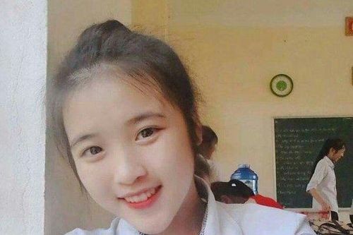 Khen thưởng nữ sinh xinh xắn nhặt được của rơi tìm người trả lại