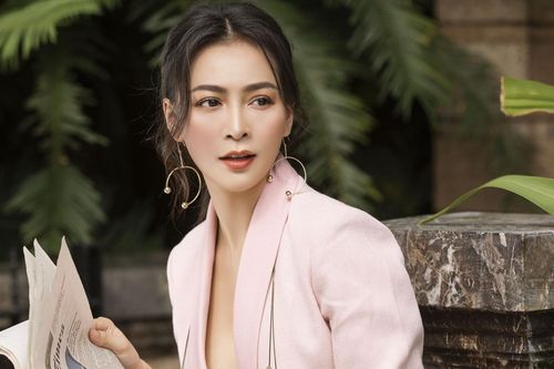 'Mỹ nhân bolero' Trần Mỹ Ngọc diện hàng hiệu năng động xuống phố