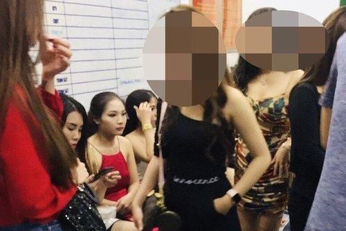 Cảnh sát đột kích quán bar, hàng trăm nam nữ nháo nhào bỏ chạy