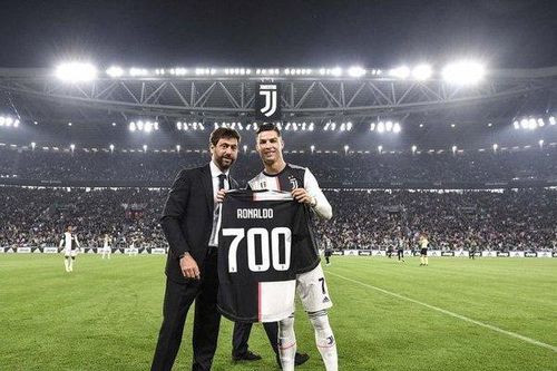 Ronaldo nhận món quà đặc biệt từ chủ tịch CLB Juventus sau khi chạm mốc 700 bàn