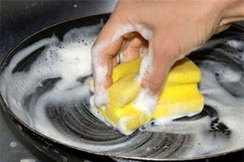 Sai lầm 'dùng như phá' khiến chảo chống dính vừa nhanh hỏng lại biến thành 'ổ' bệnh