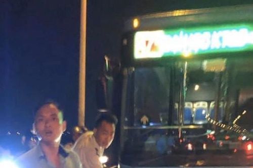 Đình chỉ tài xế, phụ xe buýt đánh người trên cầu Vĩnh Tuy