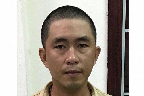 Bất ngờ lý do thanh niên ném cá thối, vàng mã vào trụ sở công an