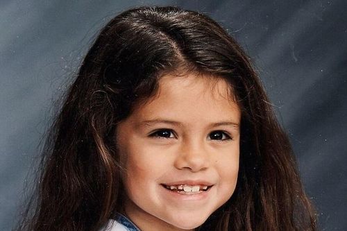 Selena Gomez nhận 'cơn mưa' lời khen khi đăng ảnh ngày thơ bé