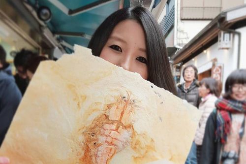 Bánh gạo hóa thạch, món ngon Nhật Bản khiến du khách giật mình