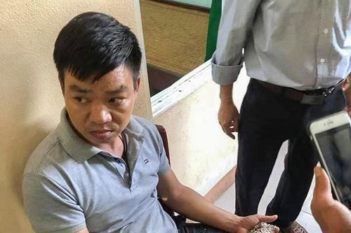 Phụ huynh vây bắt kẻ lẻn vào trường lấy 16 dây chuyền của học sinh