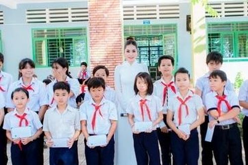 Hoa hậu Di Khả Hân về trường cũ trao học bổng