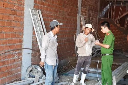 Phụ hồ bị điện giật trong khi di chuyển thanh sắt
