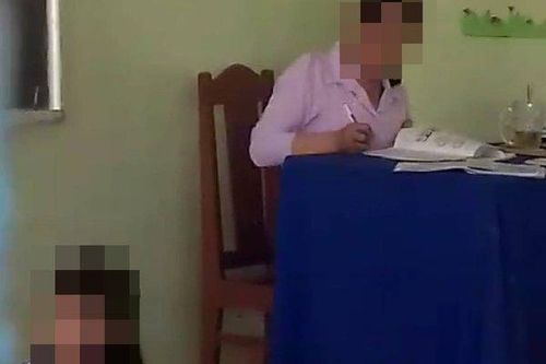 Bạc Liêu: Cô giáo quăng vở học sinh xuống nền gạch bị đề xuất cảnh cáo