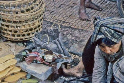 Hà thành kim cổ ký: Chuyện hàn dép nhựa