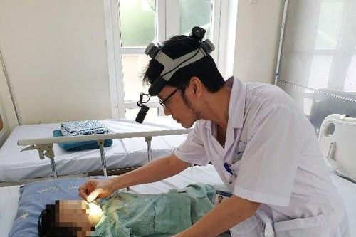 Kinh hoàng bé trai 2 tuổi bị nhỏ nhầm a xít vào mũi