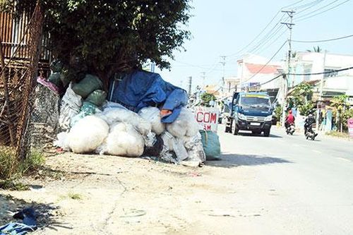 Phế liệu chiếm hành lang tỉnh lộ