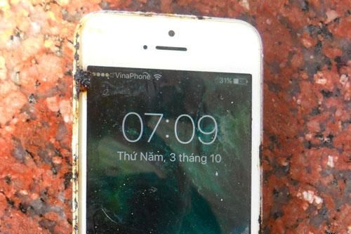 Thanh niên tử vong do cục sạc pin 'dỏm' cháy, rò rỉ dòng điện 220V