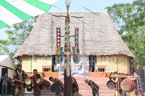 Người Cơ Tu làm du lịch để giữ văn hóa và bảo vệ môi trường