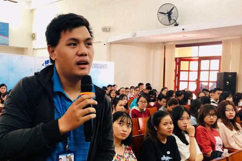 Đứng giữa 'mê hồn trận' mạng xã hội, giới trẻ nên làm gì?