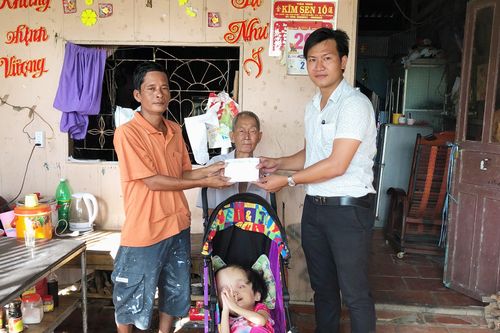 Báo SGGP trao 70 triệu đồng cho gia đình bé Trần Thị Kim Ngân